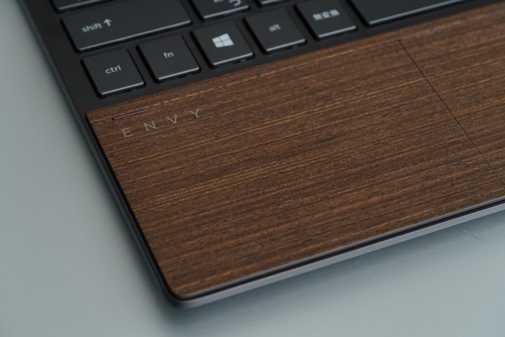 HP Envy X360 13 Wood Edition 木部アップ４