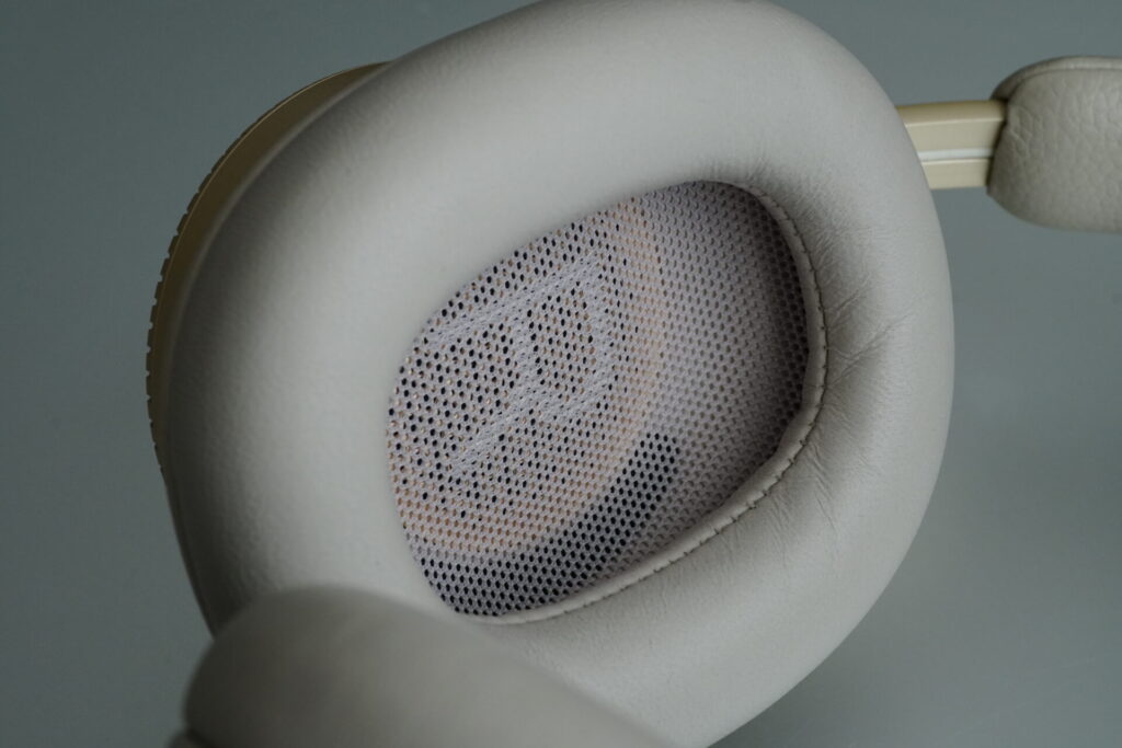 BEOPLAY H100 右イヤーパッド内側