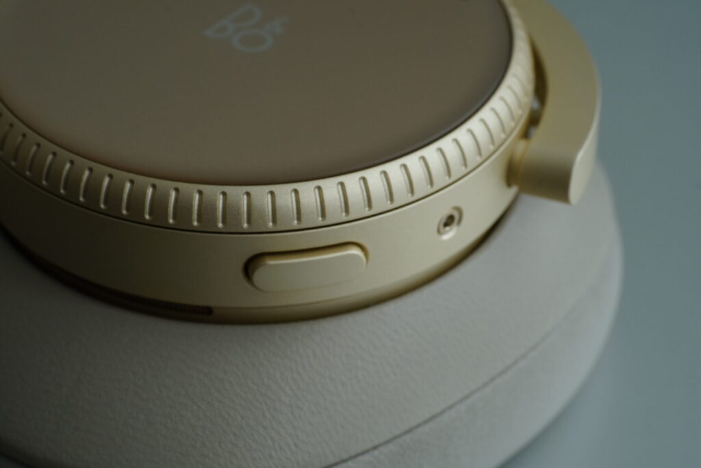 BEOPLAY H100 ボタンとダイヤル