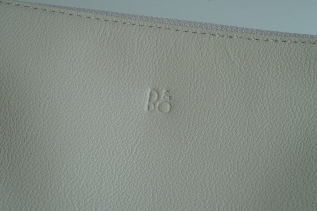 BEOPLAY H100 収納ポーチ ロゴエンボス