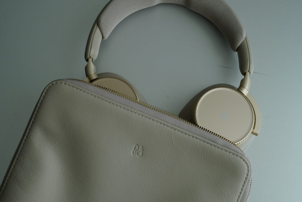 BEOPLAY H100 収納ポーチへ収納中